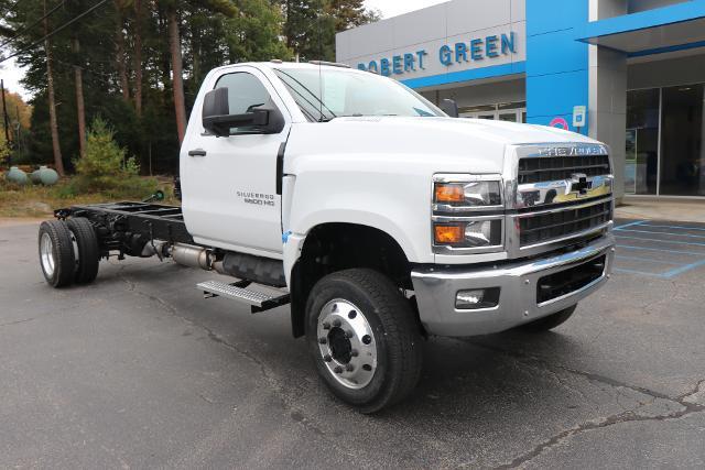 2024 Chevrolet Silverado 6500 HD Vehicle Photo in MONTICELLO, NY 12701-3853