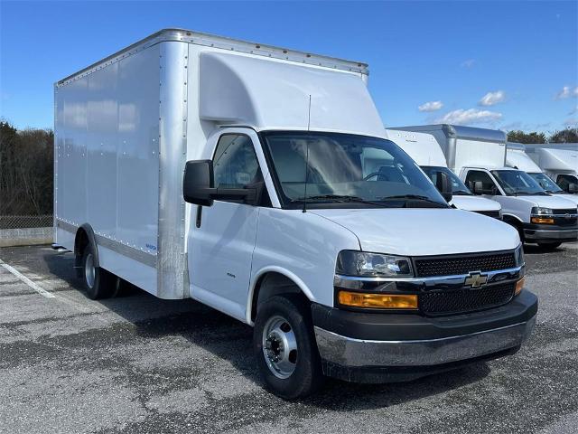 2023 Chevrolet Express Cutaway 3500 Vehicle Photo in ALCOA, TN 37701-3235