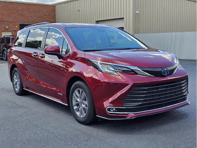 2021 Toyota Sienna Vehicle Photo in Auburn, AL 36832-6638