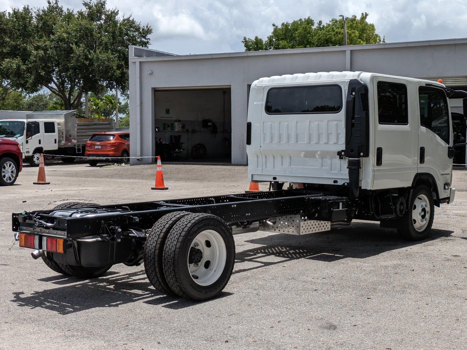 2025 Chevrolet Low Cab Forward 5500 HG Vehicle Photo in GREENACRES, FL 33463-3207