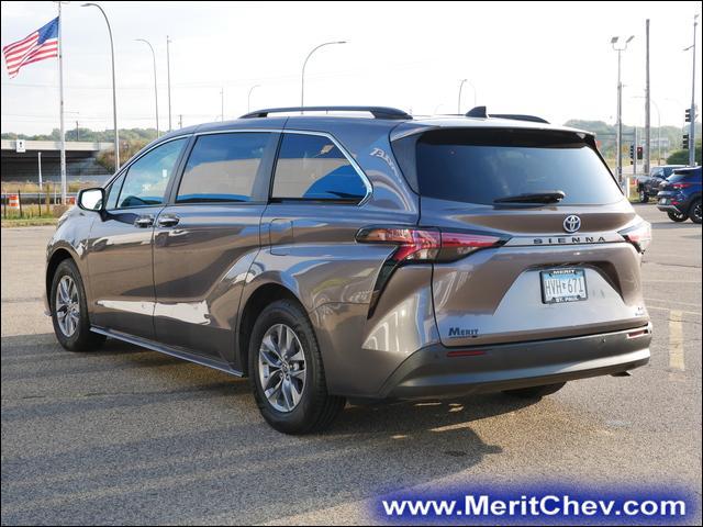 2022 Toyota Sienna Vehicle Photo in MAPLEWOOD, MN 55119-4794