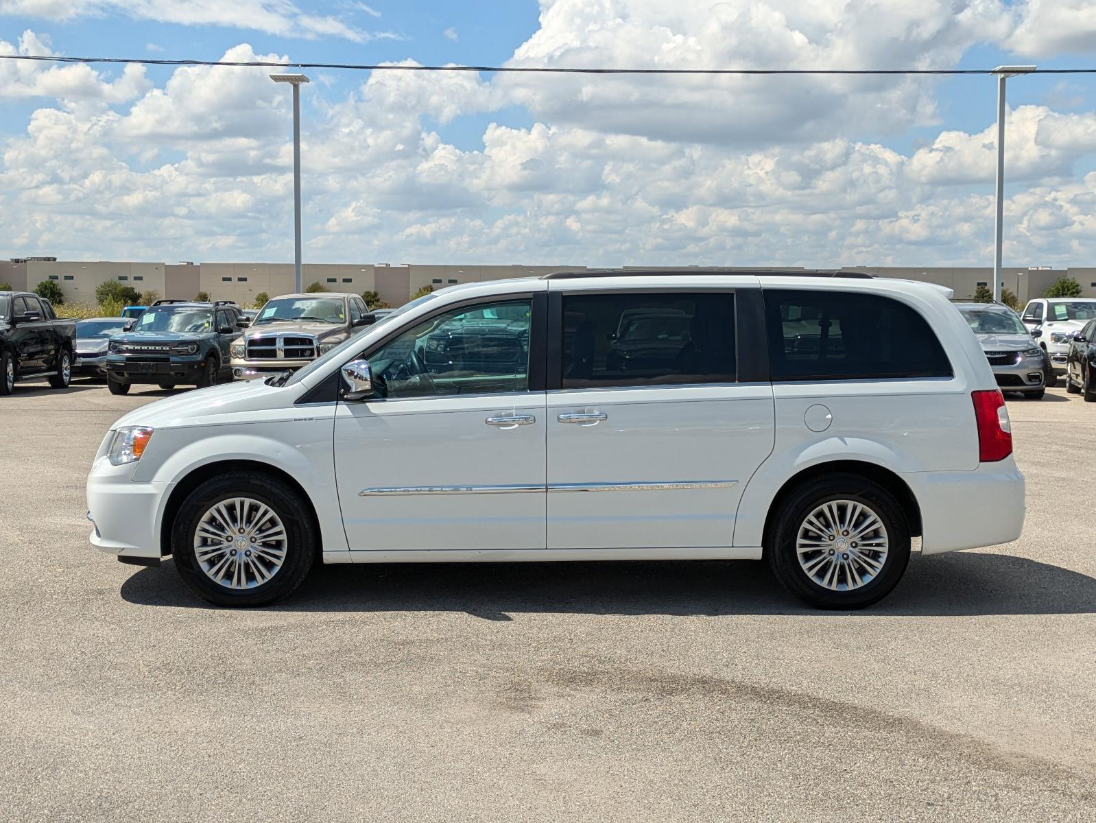 2016 Chrysler Town & Country Vehicle Photo in Seguin, TX 78155