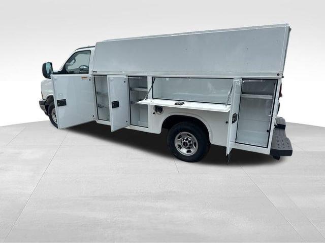 2023 GMC Savana Cutaway 3500 Vehicle Photo in MEDINA, OH 44256-9631