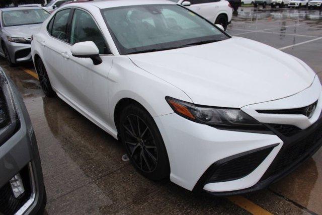 Used 2021 Toyota Camry SE with VIN 4T1G11AK9MU438656 for sale in Jersey Village, TX