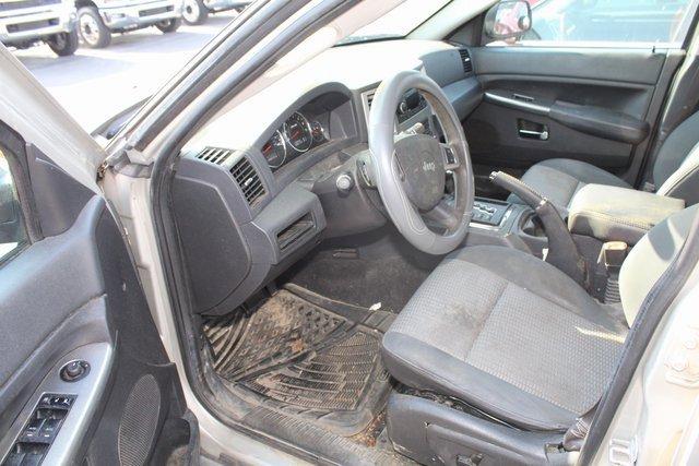 2010 Jeep Grand Cherokee Vehicle Photo in SAINT CLAIRSVILLE, OH 43950-8512