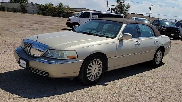 2004 Lincoln Town Car Vehicle Photo in MIDLAND, TX 79703-7718