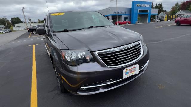 2015 Chrysler Town & Country Vehicle Photo in MASSENA, NY 13662-2255