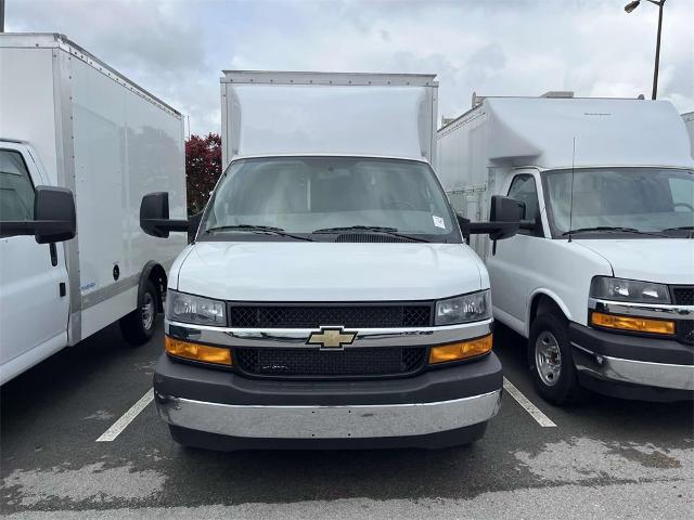 2024 Chevrolet Express Cutaway 3500 Vehicle Photo in ALCOA, TN 37701-3235