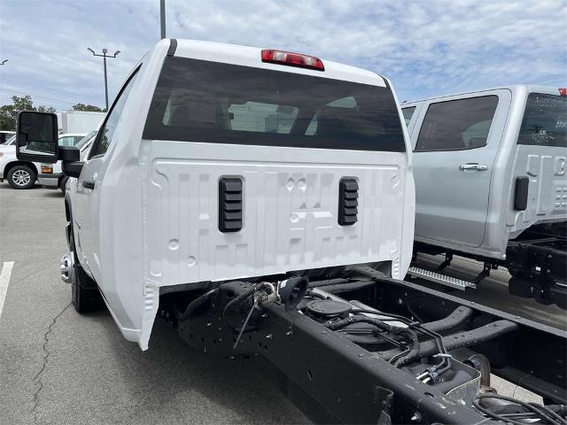 2024 Chevrolet Silverado 3500 HD Chassis Cab Vehicle Photo in ALCOA, TN 37701-3235