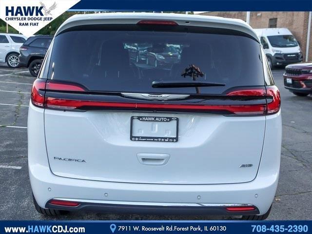 2024 Chrysler Pacifica Vehicle Photo in Saint Charles, IL 60174