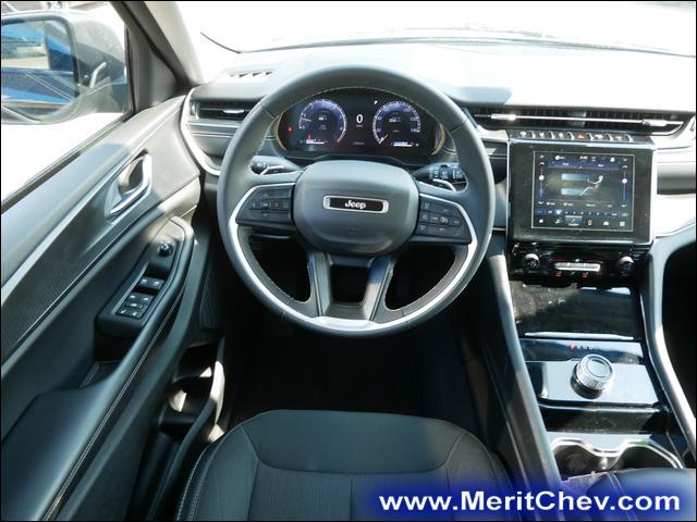 2023 Jeep Grand Cherokee L Vehicle Photo in MAPLEWOOD, MN 55119-4794