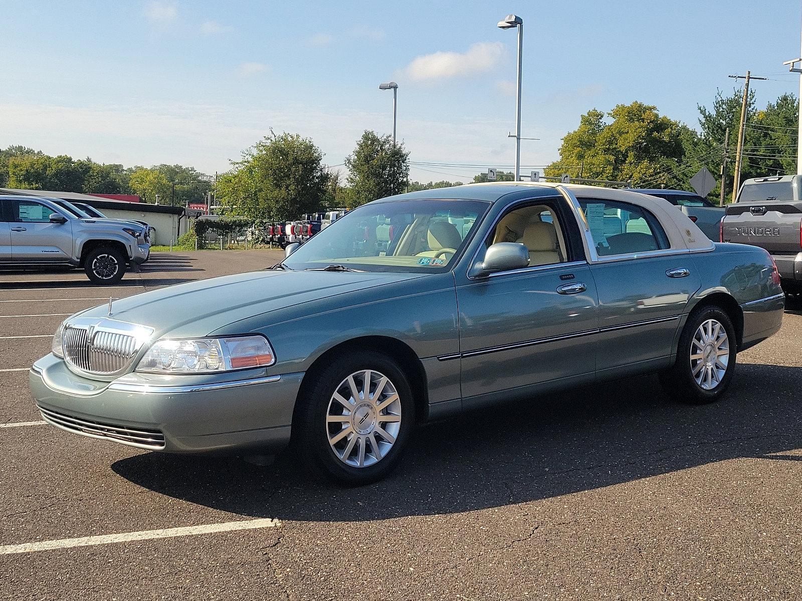 2006 Lincoln Town Car Vehicle Photo in Trevose, PA 19053