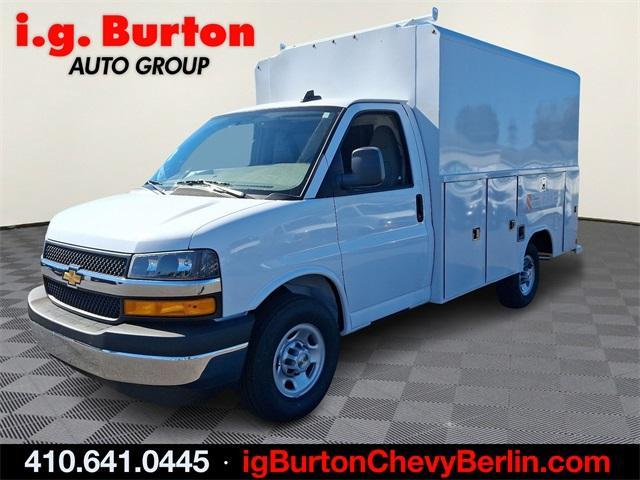 2024 Chevrolet Express Cutaway 3500 Vehicle Photo in BERLIN, MD 21811-1121