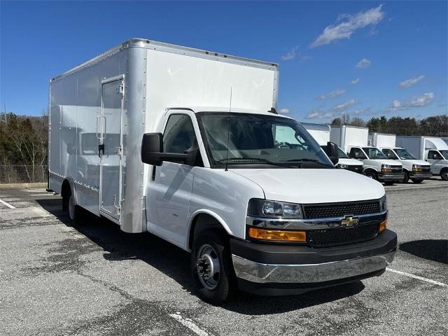 2023 Chevrolet Express Cutaway 3500 Vehicle Photo in ALCOA, TN 37701-3235