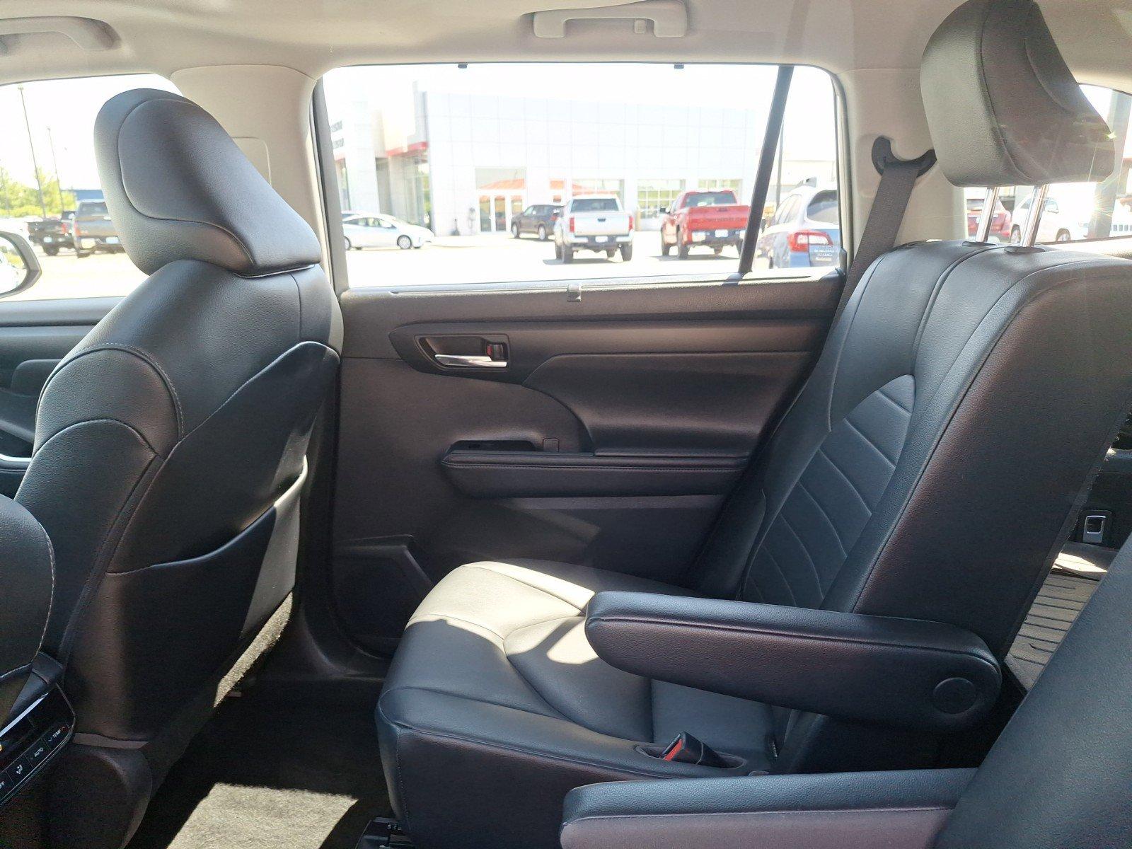 2020 Toyota Highlander Vehicle Photo in Marion, IA 52302