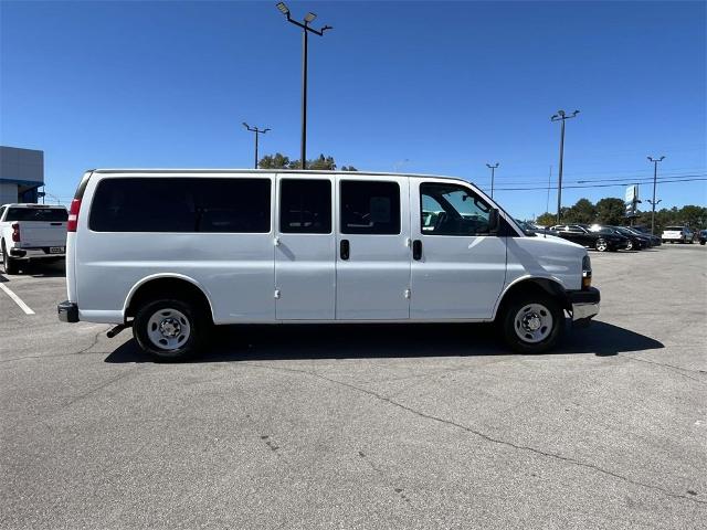 2020 Chevrolet Express Passenger 3500 Vehicle Photo in ALCOA, TN 37701-3235