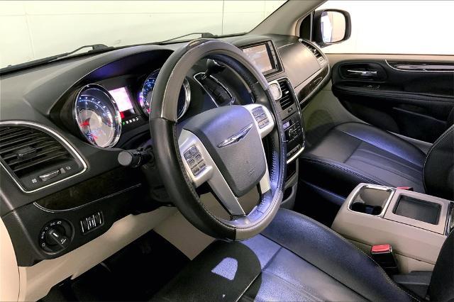 2016 Chrysler Town & Country Vehicle Photo in Lees Summit, MO 64086