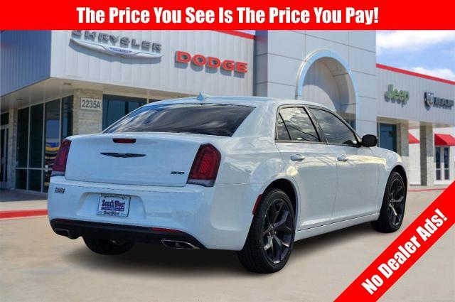 2023 Chrysler 300 Vehicle Photo in Cleburne, TX 76033