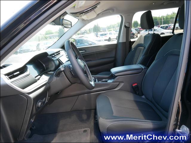 2023 Jeep Grand Cherokee L Vehicle Photo in MAPLEWOOD, MN 55119-4794