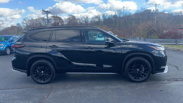 2024 Toyota Highlander Vehicle Photo in MOON TOWNSHIP, PA 15108-2571