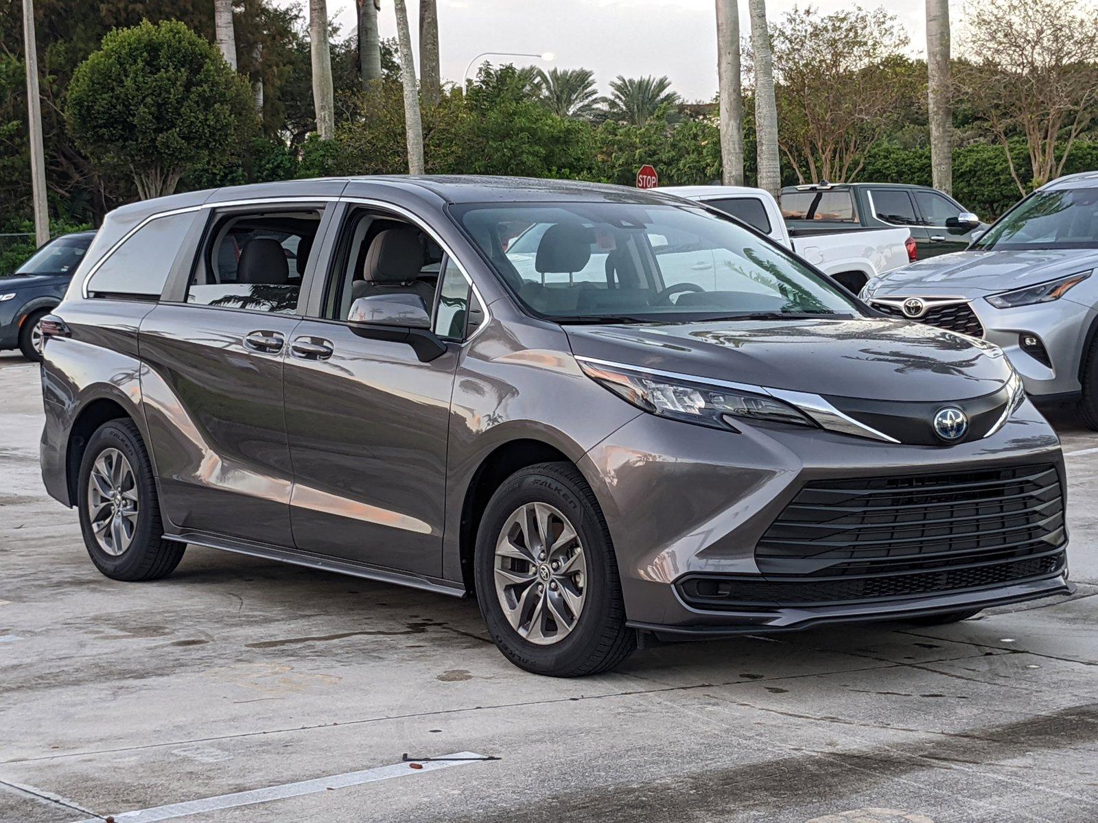 2024 Toyota Sienna Vehicle Photo in Davie, FL 33331