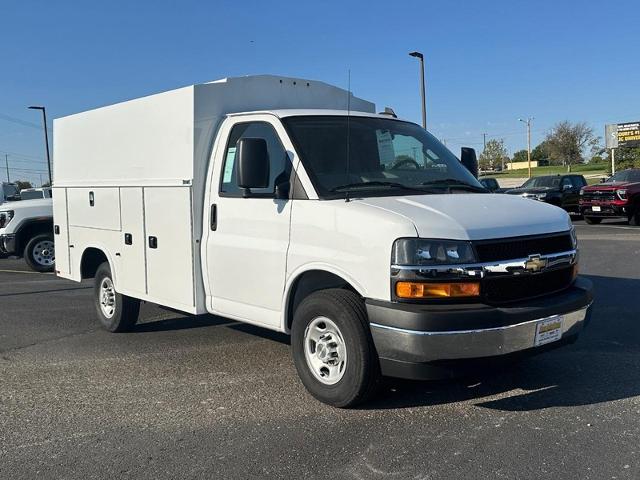 2024 Chevrolet Express Cutaway 3500 Vehicle Photo in COLUMBIA, MO 65203-3903