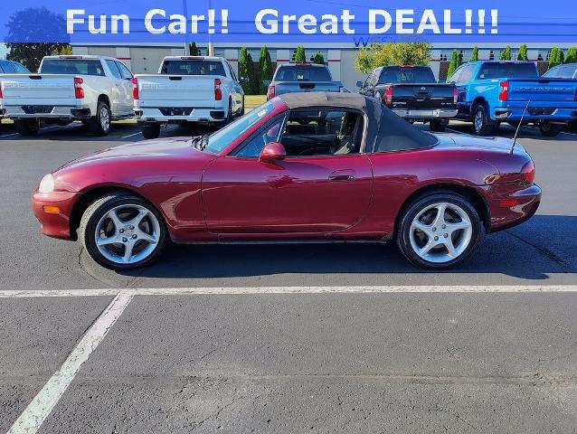 2003 Mazda MX-5 Miata Vehicle Photo in GREEN BAY, WI 54304-5303