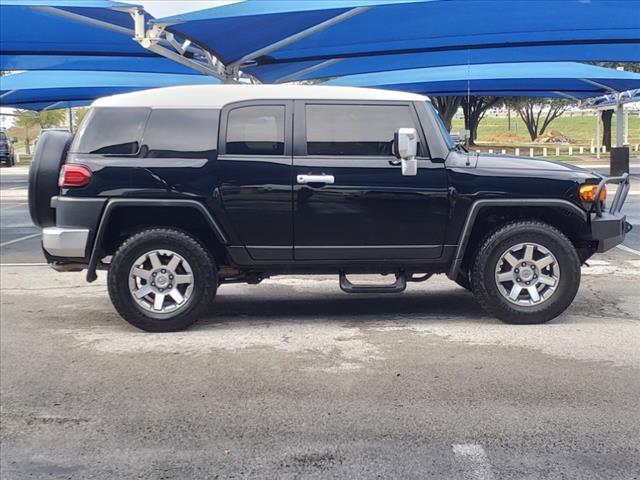 2014 Toyota FJ Cruiser Vehicle Photo in DENTON, TX 76210-9321