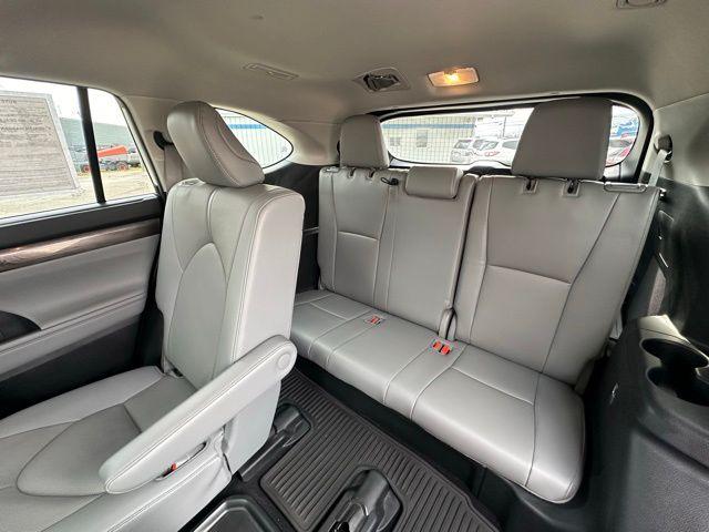 2021 Toyota Highlander Vehicle Photo in TUPELO, MS 38801-6508