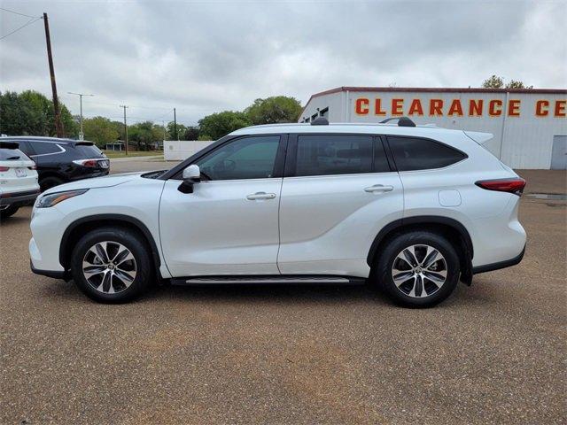 Used 2022 Toyota Highlander XLE with VIN 5TDGZRAH7NS549549 for sale in Victoria, TX