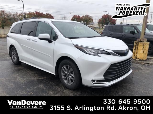 2023 Toyota Sienna Vehicle Photo in Akron, OH 44312