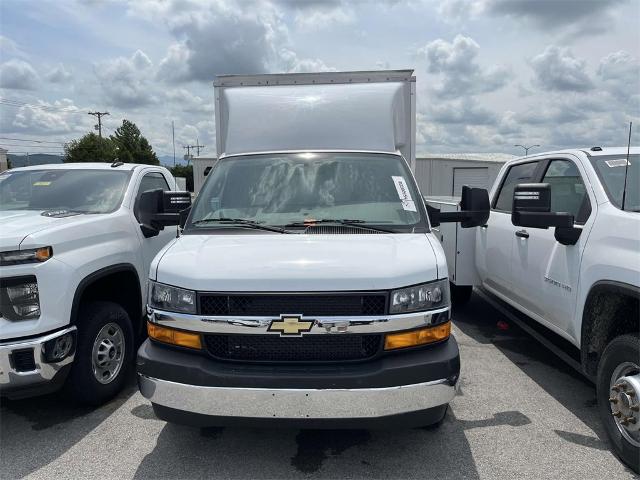 2024 Chevrolet Express Cutaway 3500 Vehicle Photo in ALCOA, TN 37701-3235