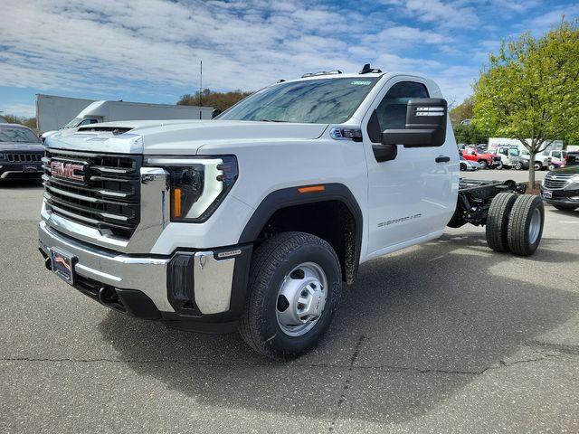 2024 GMC Sierra 3500 HD Chassis Cab Vehicle Photo in DANBURY, CT 06810-5034