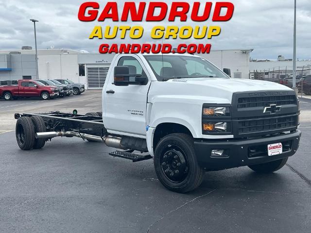 2023 Chevrolet Silverado 5500 HD Vehicle Photo in GREEN BAY, WI 54302-3701