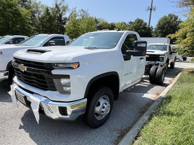 2024 Chevrolet Silverado 3500 HD CC Vehicle Photo in ALCOA, TN 37701-3235