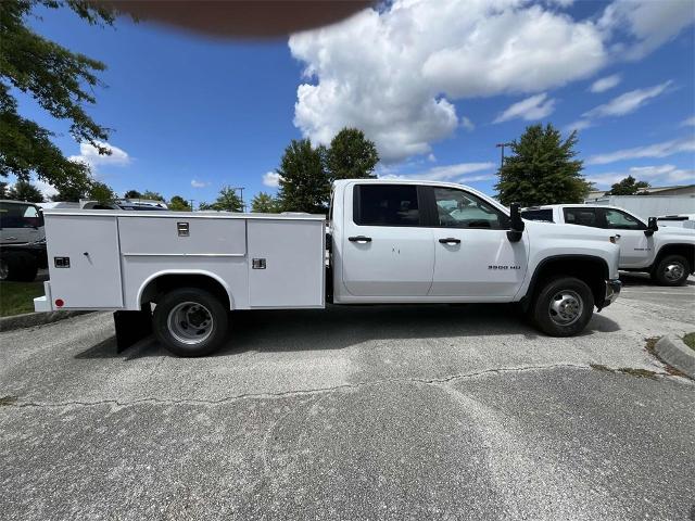 2024 Chevrolet Silverado 3500 HD Chassis Cab Vehicle Photo in ALCOA, TN 37701-3235