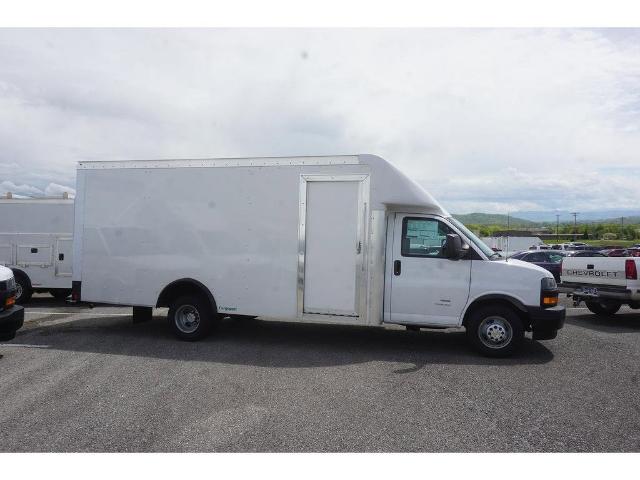 2023 Chevrolet Express Cutaway 4500 Vehicle Photo in ALCOA, TN 37701-3235