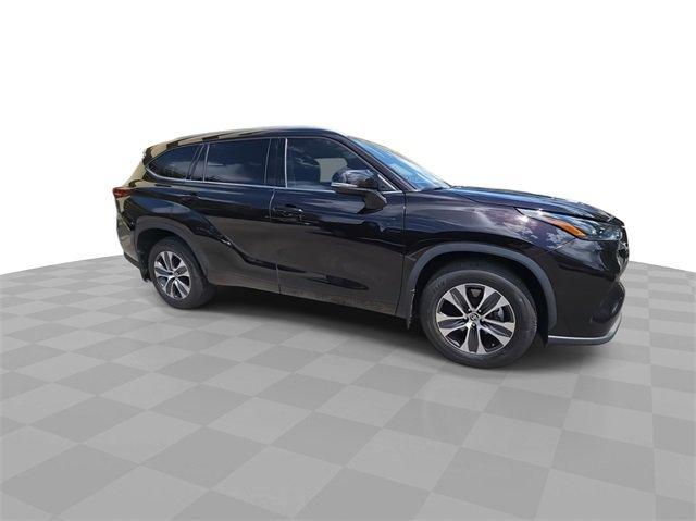 Used 2022 Toyota Highlander XLE with VIN 5TDGZRAH8NS099684 for sale in Houston, TX