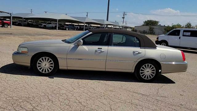 2004 Lincoln Town Car Vehicle Photo in MIDLAND, TX 79703-7718