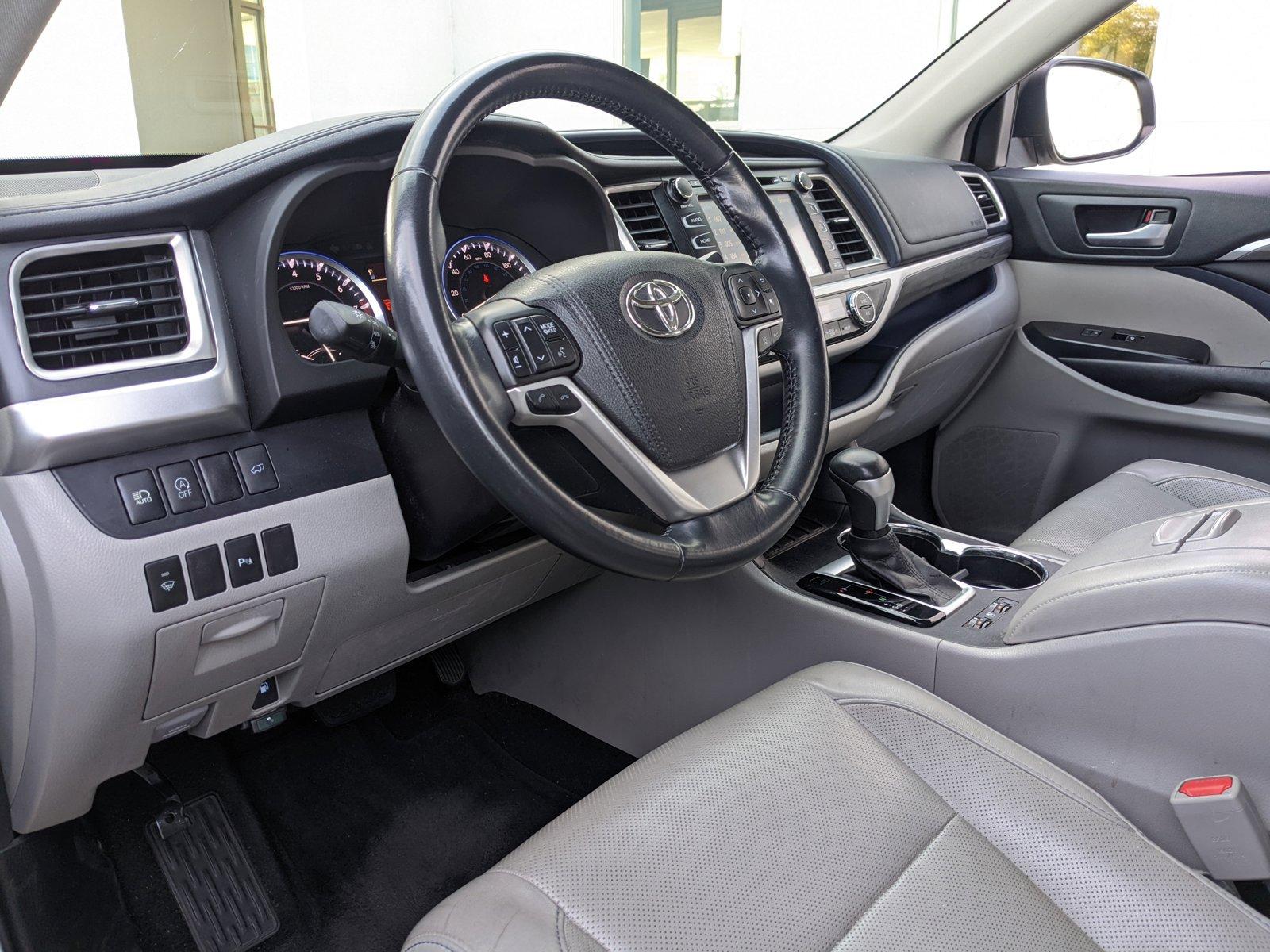 2017 Toyota Highlander Vehicle Photo in VALENCIA, CA 91355-1705