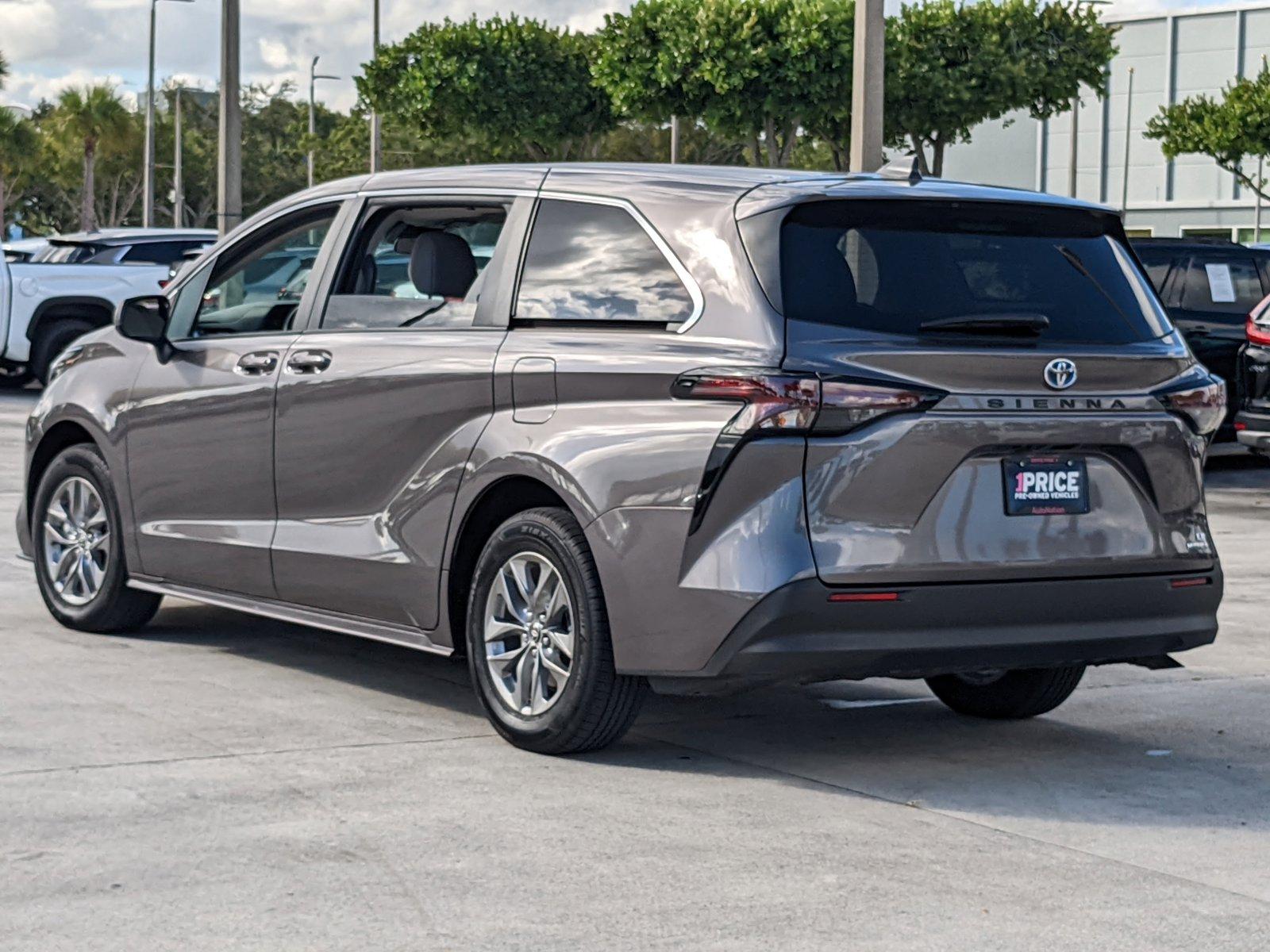 2024 Toyota Sienna Vehicle Photo in Davie, FL 33331