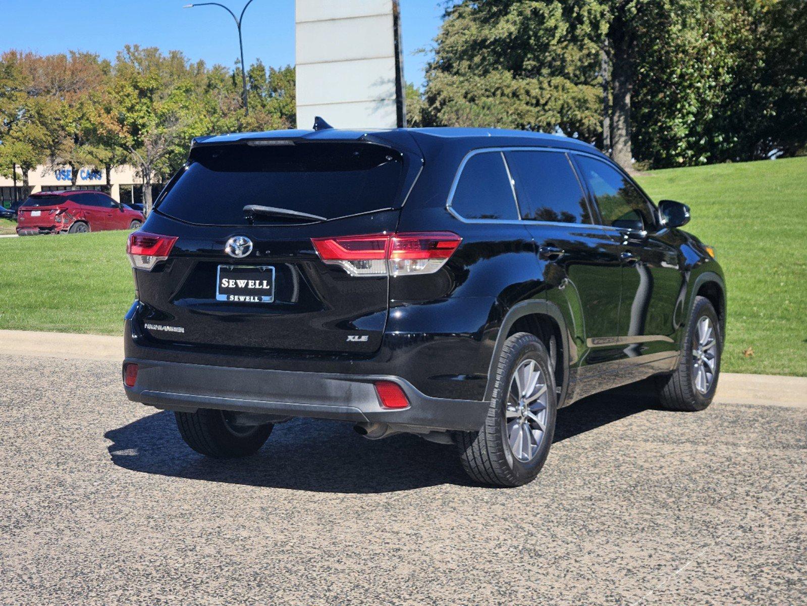 2017 Toyota Highlander Vehicle Photo in FORT WORTH, TX 76132