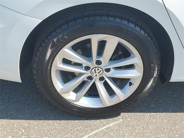 2020 Volkswagen Passat Vehicle Photo in GRAND BLANC, MI 48439-8139