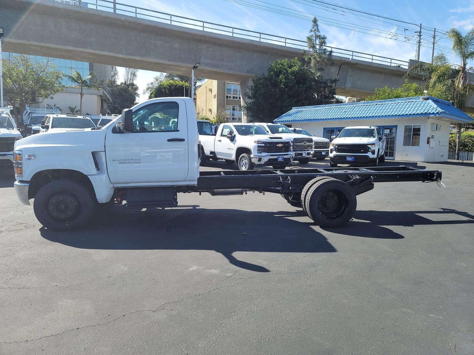 2023 Chevrolet Silverado Chassis Cab Vehicle Photo in LA MESA, CA 91942-8211