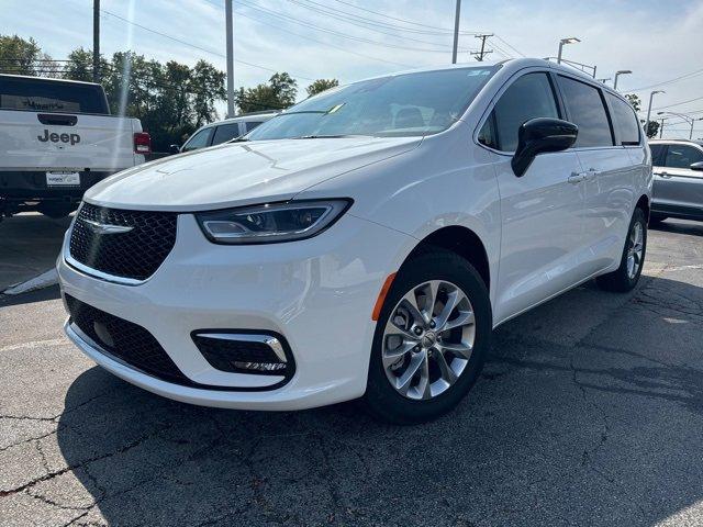 2024 Chrysler Pacifica Vehicle Photo in Plainfield, IL 60586