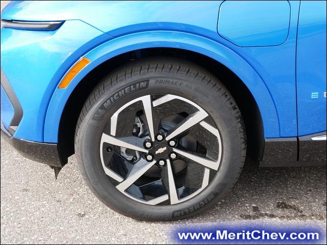 2024 Chevrolet Equinox EV Vehicle Photo in MAPLEWOOD, MN 55119-4794