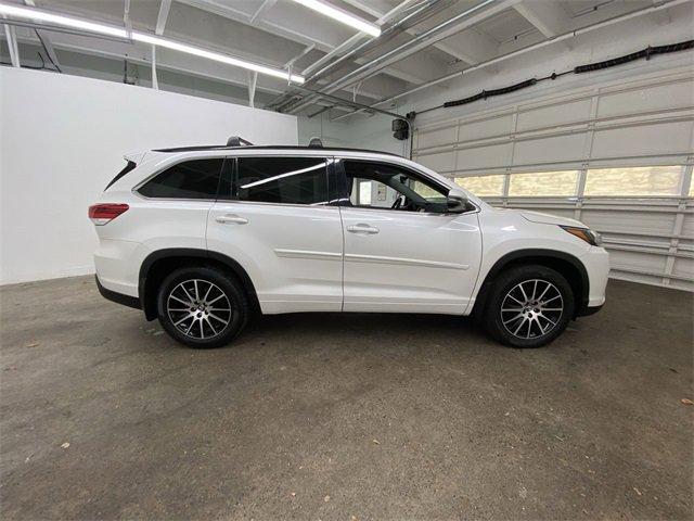 2018 Toyota Highlander Vehicle Photo in PORTLAND, OR 97225-3518