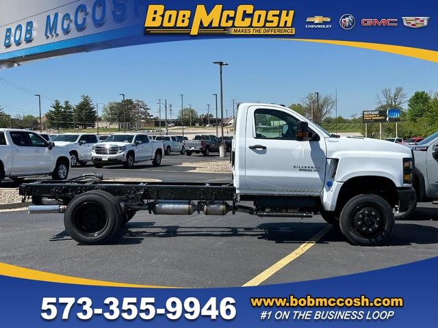 2024 Chevrolet Silverado Chassis Cab Vehicle Photo in COLUMBIA, MO 65203-3903