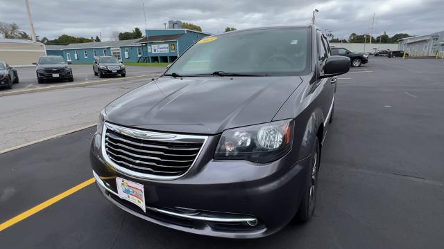 2015 Chrysler Town & Country Vehicle Photo in MASSENA, NY 13662-2255