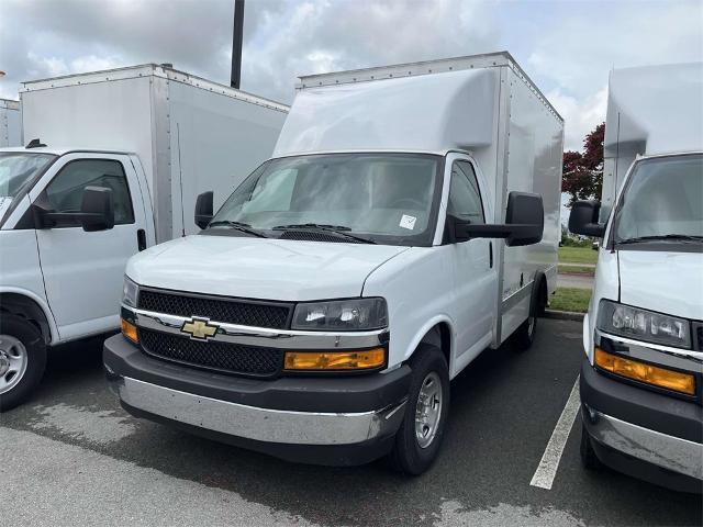 2024 Chevrolet Express Cutaway 3500 Vehicle Photo in ALCOA, TN 37701-3235